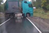 大型トレーラーが事故、目の前に迫る恐怖の瞬間［動画］ 画像