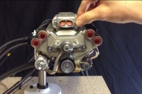 手のひらサイズの動くV8エンジン、英国の男性が製作［動画］ 画像