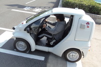 【ITS世界会議13】高齢者でも安心・安全！　超小型EV車による自動運転システムのデモを実施 画像