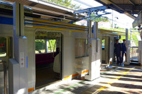 昇降バー式ホーム柵、相鉄いずみ野線弥生台駅で実証試験開始 画像