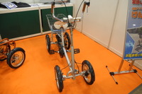 【サイクルモード13】バイク部品メーカーが電動アシスト4輪車を開発、年間1000台の販売目指す 画像