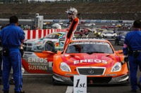 【SUPER GT 最終戦】GT500クラスドライバーズチャンピオンは#38 ZENT CERUMO SC430の立川祐路&平手晃平［写真蔵］ 画像