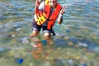 タイ東部の海岸に七色のクラゲ 画像
