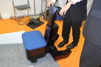 【国際ロボット展13】船井電機、電動歩行アシストカートを開発、2015年の販売目指す 画像