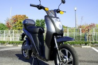 【東京モーターショー13】プロッツァ、新型電動バイクを世界初公開…デュアルバッテリーシステム採用で航続距離100km達成 画像