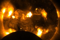 JAXA、太陽観測衛星「ひので」が皆既日食の太陽をX線望遠鏡で撮影に成功 画像