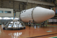 川崎重工、H-IIAロケット23号機向け衛星フェアリングを出荷 画像