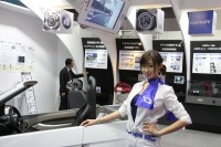 【東京モーターショー13】コップの水をこぼさず豆腐の配達ができるか…カーメイトのドリンクホルダー 画像
