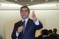 【東京モーターショー13】日産ゴーン社長「FCVの普及にはしばらく時間がかかる」 画像