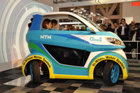 【東京モーターショー13】NTN、真横方向移動可能の発展型小型EV「Q'mo II(キューモツー)」を公開 画像