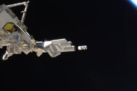 ISS「きぼう」日本実験棟から最後の超小型衛星が放出 画像