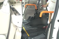 【東京モーターショー13】ダイハツ、福祉車両の タント スローパーを発表 画像