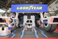 【東京モーターショー13】アポロ14号にも、火星にも…日本グッドイヤー 新旧スペースタイヤを展示 画像