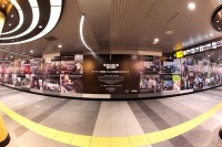 ジープ、全長29メートルの連続ポスターが渋谷駅に登場 画像