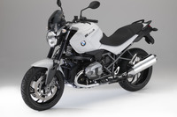 BMWモトラッド、「R1200R」にダイナミックなスタイリングを強調した特別仕様車「ダークホワイト」を設定 画像