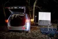 アウトランダー PHEV & プロジェクターで非日常の100インチ映像体験 画像