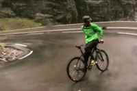 命知らずのサイクリスト、時速80kmで山を下る…前後逆向き［動画］ 画像