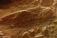 火星 横たわる化石のような硫酸塩の山 欧州火星探査機が撮影 画像