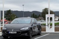 米EVのテスラ、スイスに急速充電の「スーパーチャージャー」を初設置 画像