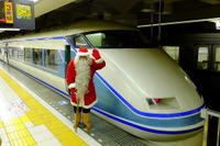 東武特急にサンタクロースが乗車…「ちょっと早いクリスマス気分」 画像