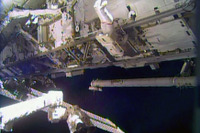 国際宇宙ステーション 船外活動による故障個所修理1回目が無事終了…宇宙服の問題で2回目を延期 画像