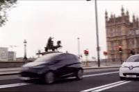 ルノーの小型EV、ZOE…実物大のスロットカーレースに挑戦?!［動画］ 画像
