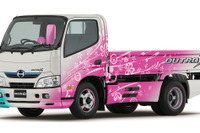 【東京オートサロン14】日野、デュトロ Xなどを出展…ブースはビーチハウスをイメージ 画像