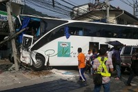 タイ・プーケットで大型バスが下り坂暴走、7台に衝突し2人死亡 画像