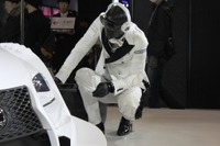 【東京オートサロン14】レクサスブース、サーキットのピットを表現 画像