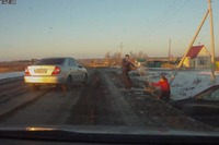 ロシアの交通トラブル、ナイフ男とスコップ男が対決［動画］ 画像