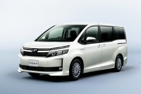 【トヨタ ヴォクシー 新型 発売】HVモデルは23.8km/リットルの低燃費 画像