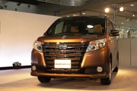 【トヨタ ノア&ヴォクシー 新型発表】遠くから見てもすぐわかる造形を 画像