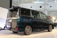 【トヨタ ノア&ヴォクシー 新型発売】リアからの見分け方は横がヴォクシー、縦がノア 画像