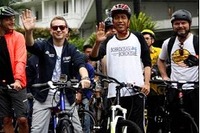 ヤマハのモトGPライダーのロレンソ選手、ジャカルタ特別州知事と電動アシスト自転車で通勤 画像