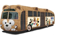 車体も内部もふわふわ! ダッフィーバスが登場 画像