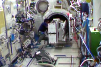 ISSの若田宇宙飛行士、「きぼう」からナノラックスの超小型衛星を放出準備を開始 画像