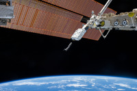 ISS「きぼう」日本実験棟、不具合発生とは別の衛星格納ケースからは計画通り超小型衛星を放出 画像