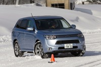 【三菱 アウトランダーPHEV 氷上試乗】超低μ路で四駆性能の極限に挑む…斎藤聡 画像
