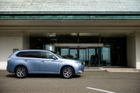 【三菱 アウトランダーPHEV 試乗】他のハイブリッドと一線画すハンドリングと乗り心地…金子浩久 画像