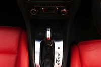 CDスロット差込型のスマホ車載ホルダー発売…簡単脱着のマグネット方式採用 画像