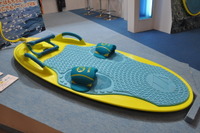【ジャパンボートショー14】大沢商会グループ マリーン用品部、水上で誰でも乗れる「ZUP（ザップ）ボード」を出品 画像
