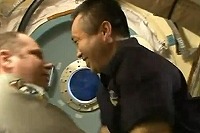 第37次/第38次長期滞在クルーを乗せたソユーズ宇宙船がISSから離脱 画像