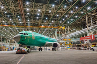 ボーイング、生産率増加後、最初のNG737をロールアウト 画像