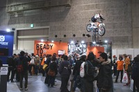 【大阪モーターサイクルショー14】KTM、ジャンプシーンのディスプレイで注目…グループ化したハスクバーナも展示 画像