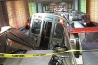 米シカゴで脱線事故、車両がエスカレーターに乗り上げ 画像