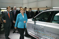 【フランクフルトモーターショー05】ドイツCDU党首、BMWスタンド訪問 画像