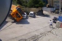 無人の大型ダンプが暴走、危機一髪…ロシア・ソチ［動画］ 画像