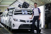 トヨタの WEC ドライバー、アンソニー・デビッドソン 選手…オーリス ハイブリッド 納車 画像