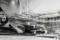ボーイング、ニュージーランド航空に納入する787-9型機初号機がロールアウト 画像
