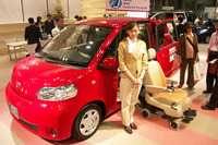【福祉機器展05】これがトヨタ ファンカーゴ 後継車か?! 画像